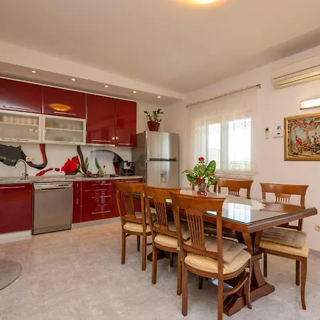 Three-bedroom In شقة *