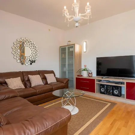 Three-bedroom In Διαμέρισμα *