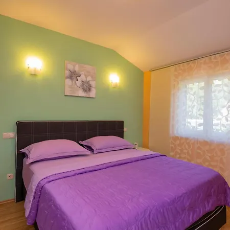 Three-bedroom In Διαμέρισμα *
