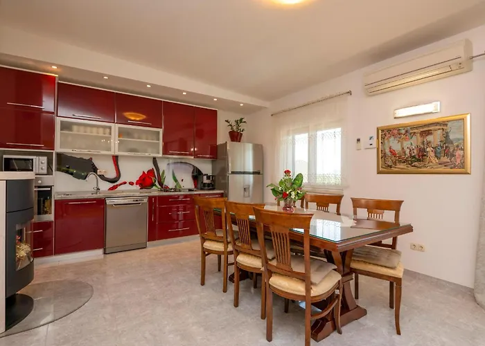 Three-bedroom In شقة *