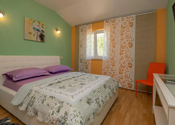 Three-bedroom In شقة