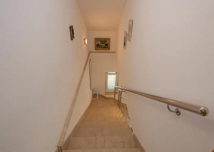 Three-bedroom In شقة