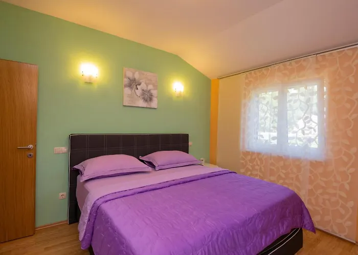 Three-bedroom In شقة *